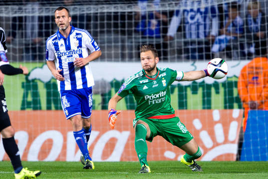 IFK Göteborgs Hjalmar Jonsson och målvakt John Alvbåge