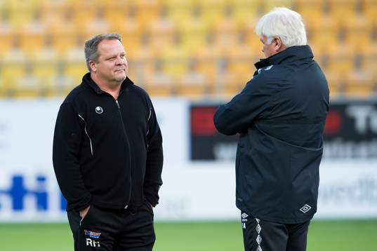 Åtvidabergs tränare Roar Hansen pratar med Elfsborgs