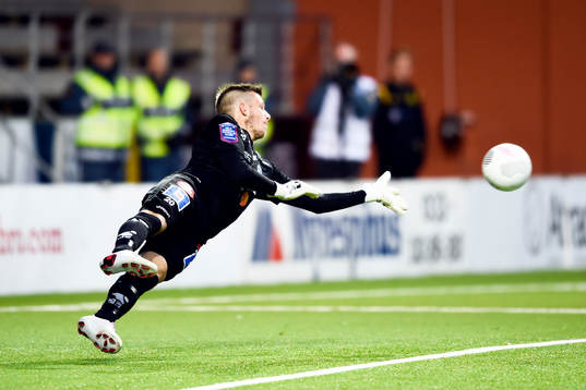 Åtvidabergs målvakt Gustav Jansson räddar