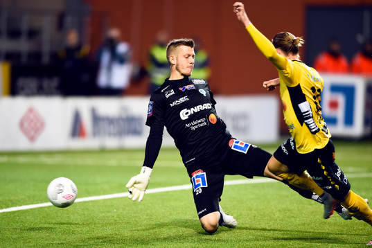 Elfsborgs Simon Hedlund och Åtvidabergs målvakt Gustav