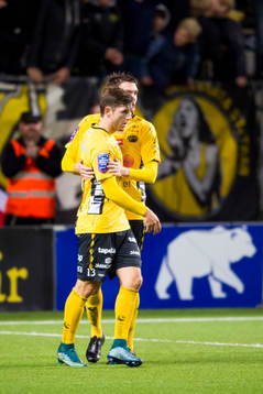 Elfsborgs Arber Zeneli kramas om av Lasse Nilsson