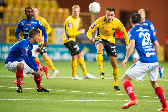 Elfsborgs Viktor Prodell rensar undan bollen