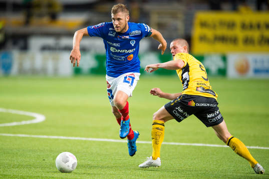 Åtvidabergs Daniel Hallingström tar sig förbi Elfsborgs