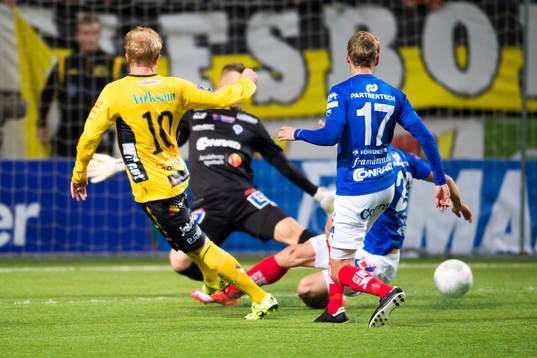 Elfsborgs Simon Lundevall (rygg mot kameran) gör 2-1