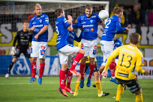 Åtvidabergs frisparksmur då Elfsborgs Arber Zeneli (rygg