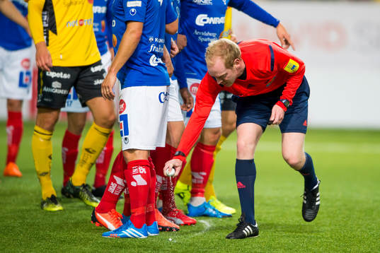 Domaren Per Melin markerar var frisparksmuren skall stå