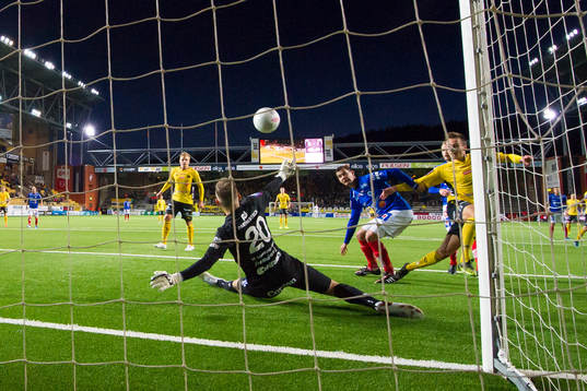 Åtvidabergs målvakt Gustav Jansson räddar skott av