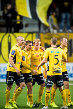 Elfsborgs Simon Lundevall (mitt i bild) klappas om av från