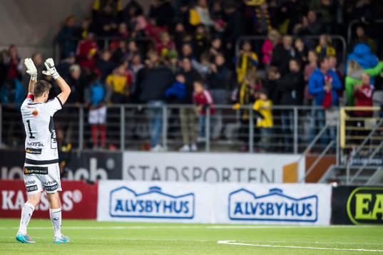 Elfsborgs målvakt Kevin Stuhr Ellegaard tackar publiken