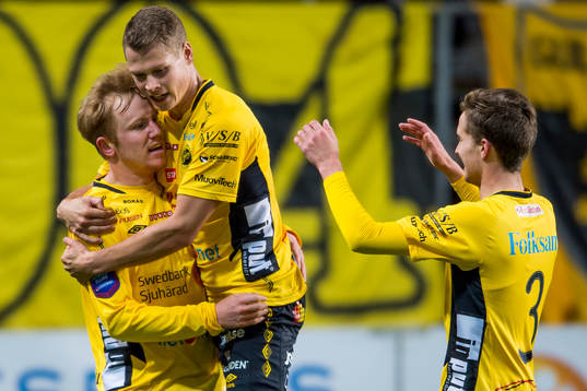 Elfsborgs Simon Lundevall kramas om av Viktor Claesson och