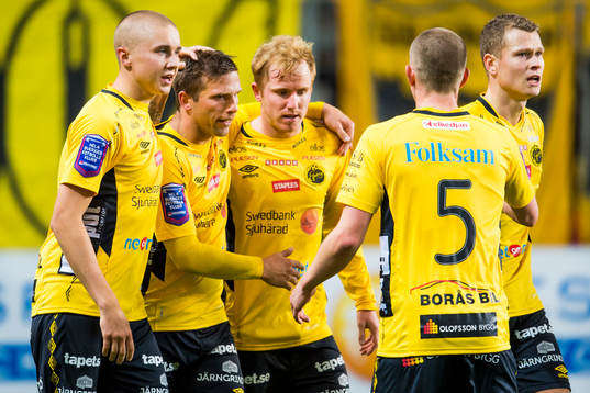 Elfsborgs Simon Lundevall (mitt i bild) klappas om av från