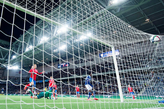 Helsingborgs målvakt Matt Pyzdrowski ser hur Djurgårdens