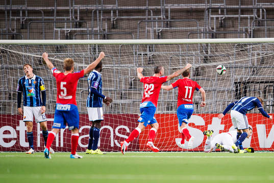 Helsingborgs Arnór Smárason gör 2-2 och jublar medans