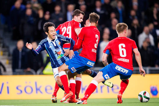Djurgårdens Seon-Min Moon faller i en duell mot