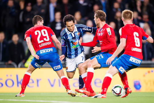 Djurgårdens Seon-Min Moon försöker ta sig förbi