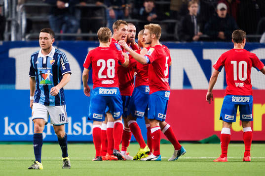 Helsingborgs Rade Prica gör 2-1 och jublar med sina