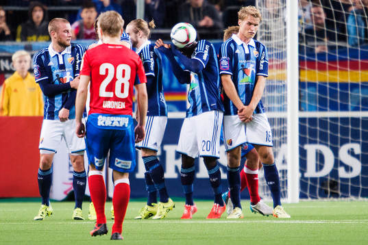 Djurgårdens Sam Johnson träffas av en boll när han står