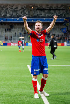 Helsingborgs Arnór Smárason jublar med publiken
