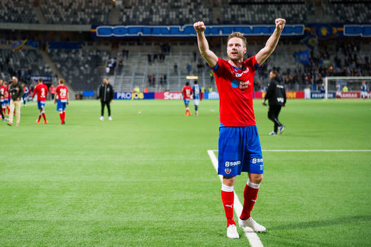 Helsingborgs Arnór Smárason jublar med publiken