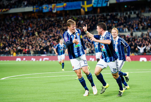 Djurgårdens Kerim Mrabti gör 1-0 och jublar med Emil