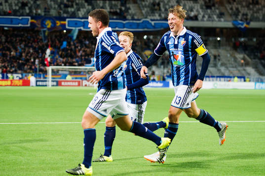 Djurgårdens Kerim Mrabti gör 1-0 och jublar med Emil