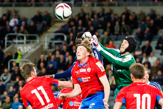 Helsingborgs målvakt Matt Pyzdrowski boxar ut en boll