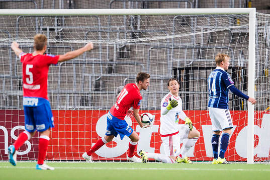 Djurgårdens målvakt Kenneth Høie och Elliot Käck deppar