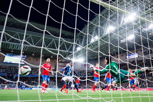 Helsingborgs målvakt Matt Pyzdrowski räddar ut bollen