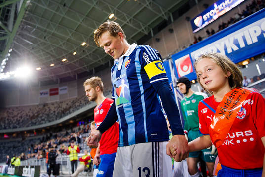 Djurgårdens Emil Bergström går in på planen