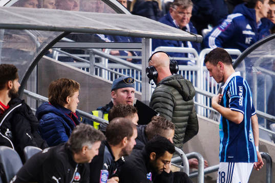 Djurgårdens Kerim Mrabti lämnar planen skadad