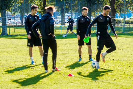 Malmös Rasmus Bengtsson joggar i bakgrunden