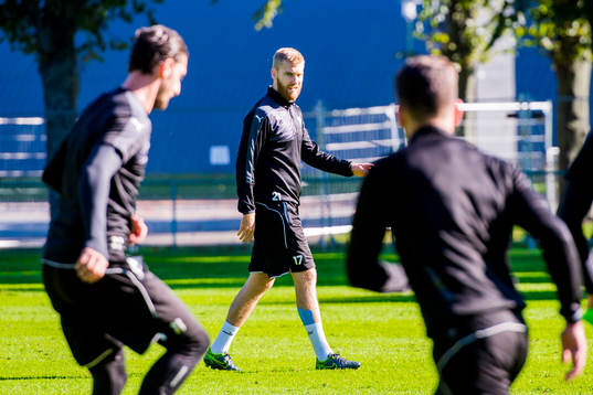 Malmös Rasmus Bengtsson joggar i bakgrunden