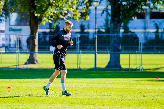 Malmös Rasmus Bengtsson joggar i bakgrunden