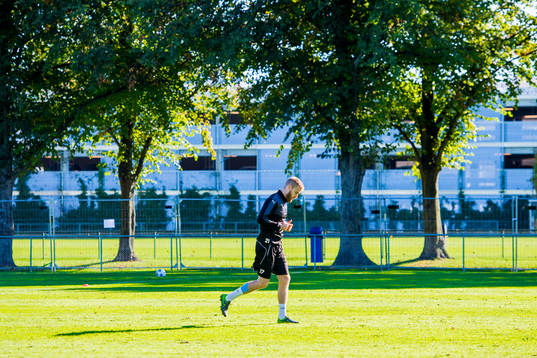 Malmös Rasmus Bengtsson joggar i bakgrunden