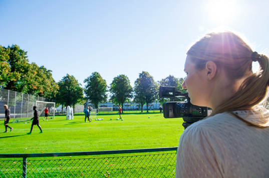 En videoreporter filmar en träning med Malmö FF