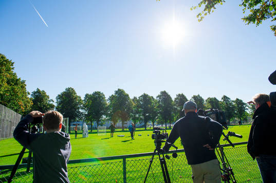 Journalister filmar och fotograferar en träning med Malmö
