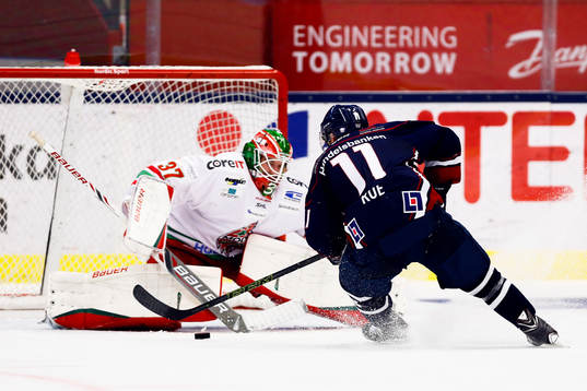 Linköpings Garret Roe gör 5-2 på straff