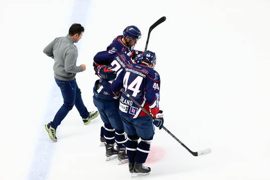Linköpings Nick Sörensen leds av isen av Jonas Junland