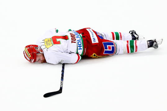 s Nichlas Torp ligger ner skadad
