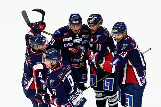 Linköpings Gustav Forsling tillsammans firar 1-0-målet