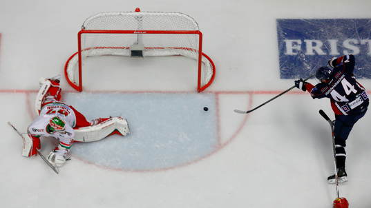 s målvakt Adam Reidebornunder ishockeymatchen i SHL mellan