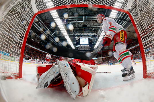 s målvakt Adam Reidebornunder ishockeymatchen i SHL mellan