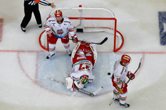 s målvakt Adam Reidebornunder ishockeymatchen i SHL mellan