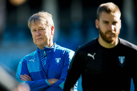 Malmös tränare Åge Hareide tittar på Rasmus Bengtsson