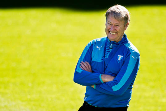 Malmös tränare Åge Hareide skrattar