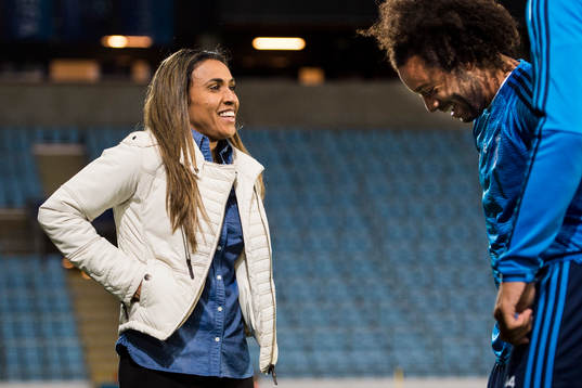 FC Rosengårds Marta Viera Da Silva hälsar på Real