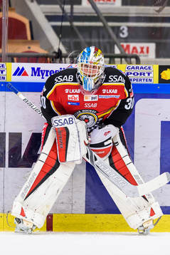 Luleås målvakt Filip Gustafsson på uppvärmningen