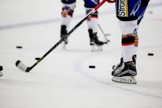 Skridskor med klubba och puck