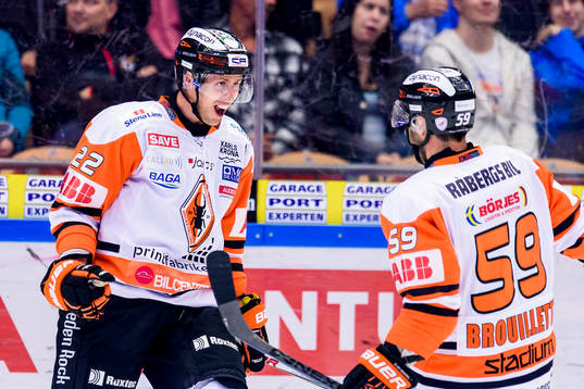 Karlskronas Alexander Bergström jublar
