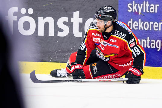 Luleås Jacob Lagacé ligger på isen